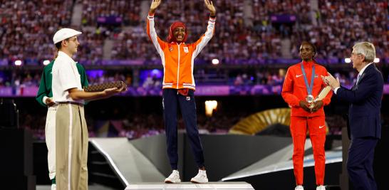  La medallista de oro Sifan Hassan de los Países Bajos celebra en el podio en la clausura de París 2024. Foto: Reuters