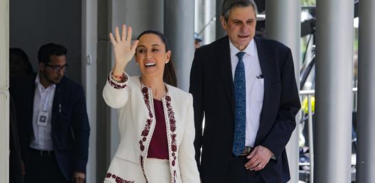 Claudia Sheinbaum y su esposo Jesús María Tarriba al llegar al TEPJF. Foto EE: Eric Lugo.