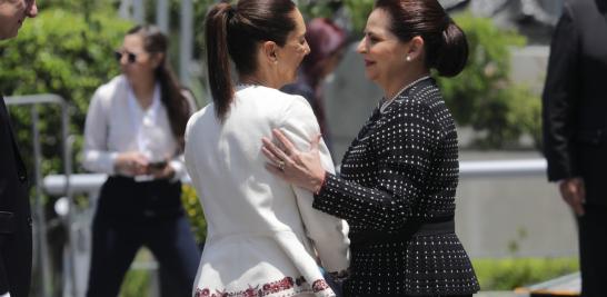 Mónica Soto, presidenta magistrada del TEPJF recibe a Claudia Sheinbaum y su esposo Jesús María Tarriba, en el TEPJF. Foto EE: Eric Lugo.