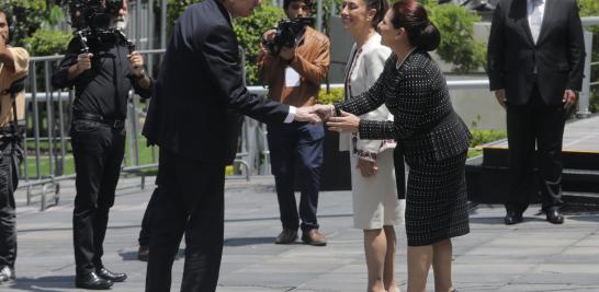 Mónica Soto, presidenta magistrada del TEPJF recibe a Claudia Sheinbaum y su esposo Jesús María Tarriba, en el TEPJF. Foto EE: Eric Lugo.