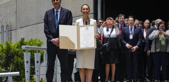 Claudia Sheinbaum muestra la constancia de mayoría que la acredita como presidenta electa de México. Foto EE: Eric Lugo.