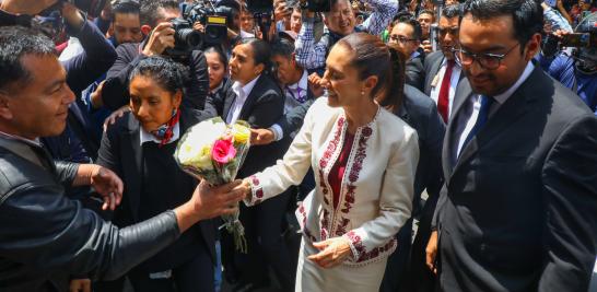 Claudia Sheinbaum recibe flores al llegar al Metropolitan, para celebrar la entrega de constancia de mayoría como presidenta electa de México. Foto EE: Rosario Servin.