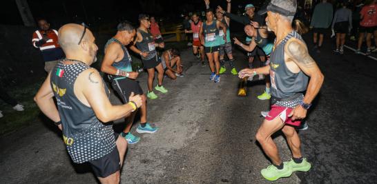 Calentamiento previo al inicio del Maratón CDMX. Foto EE: Eric Lugo.