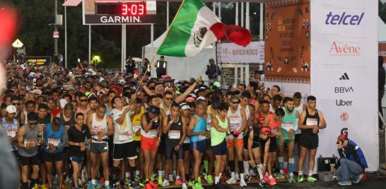 Salida de los atletas que acudieron al Maratón CDMX 2024. Foto EE: Eric Lugo