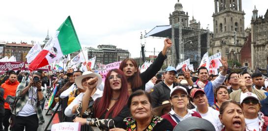 CIUDAD DE MÉXICO, 01 OCTUBRE 2024. Simpatizantes a la presidenta Claudia Sheinbaum previo a la ceremonia de los pueblos indígenas y el pueblo afromexicano para la entrega del Bastón de Mando, en la plancha del zócalo de la Ciudad de México.