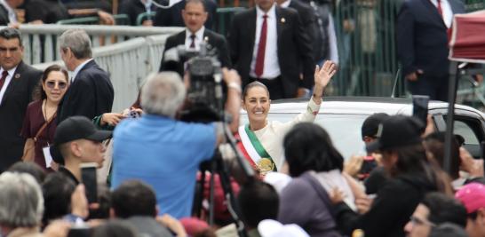 CIUDAD DE MÉXICO, 01 OCTUBRE 2024. Simpatizantes a la presidenta Claudia Sheinbaum previo a la ceremonia de los pueblos indígenas y el pueblo afromexicano para la entrega del Bastón de Mando, en la plancha del zócalo de la Ciudad de México.