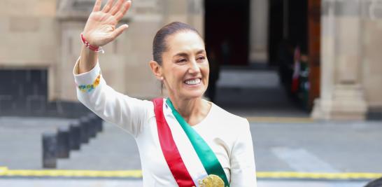 CIUDAD DE MÉXICO, 01 OCTUBRE 2024. Simpatizantes a la presidenta Claudia Sheinbaum previo a la ceremonia de los pueblos indígenas y el pueblo afromexicano para la entrega del Bastón de Mando, en la plancha del zócalo de la Ciudad de México.