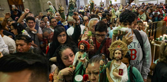 Devotos de San Judas Tadeo visitan el templo de San Hipólito.