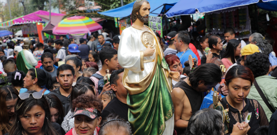 Devotos de San Judas Tadeo visitan el templo de San Hipólito.