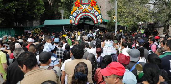 Devotos de San Judas Tadeo visitan el templo de San Hipólito.