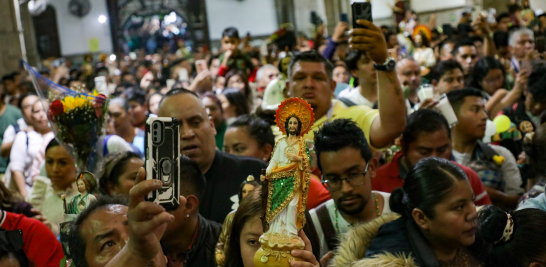 Devotos de San Judas Tadeo visitan el templo de San Hipólito.