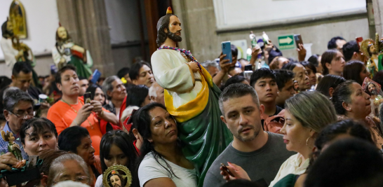 Devotos de San Judas Tadeo visitan el templo de San Hipólito.