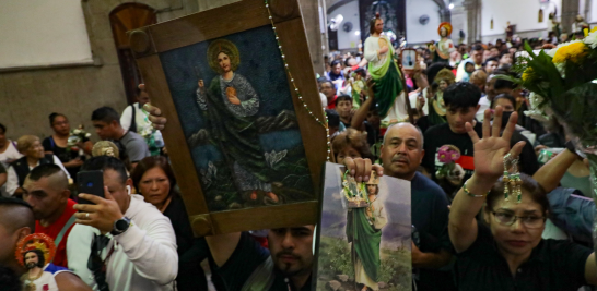 Devotos de San Judas Tadeo visitan el templo de San Hipólito.