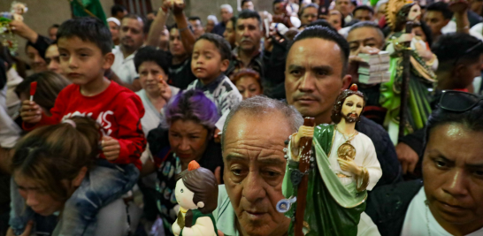 Devotos de San Judas Tadeo visitan el templo de San Hipólito.