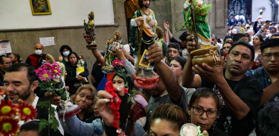 Devotos de San Judas Tadeo visitan el templo de San Hipólito.