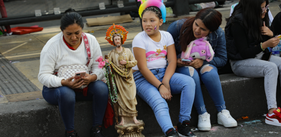 Devotos de San Judas Tadeo visitan el templo de San Hipólito.