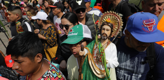 Devotos de San Judas Tadeo visitan el templo de San Hipólito.