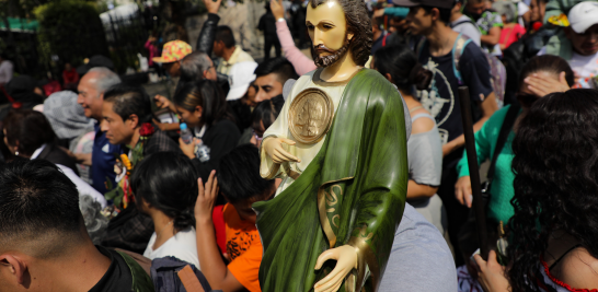 Devotos de San Judas Tadeo visitan el templo de San Hipólito.