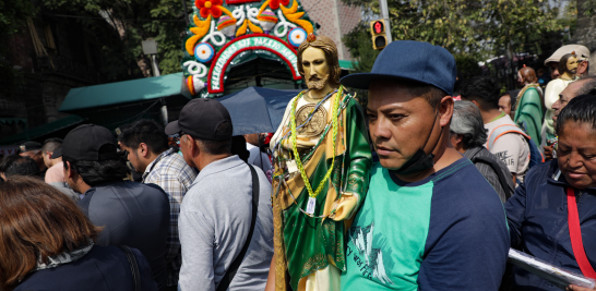 Devotos de San Judas Tadeo visitan el templo de San Hipólito.