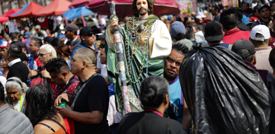 Devotos de San Judas Tadeo visitan el templo de San Hipólito.