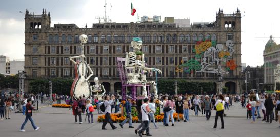 En el marco del día de muertos 2024, en la plancha del Zócalo capitalino se realiza la Mega Ofrenda de Día de Muertos, donde los habitantes de la Ciudad asisten a tomarse la selfie con las ofrendas. Foto EE: Eric Lugo