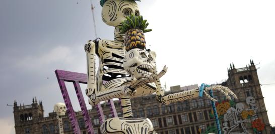 En el marco del día de muertos 2024, en la plancha del Zócalo capitalino se realiza la Mega Ofrenda de Día de Muertos, donde los habitantes de la Ciudad asisten a tomarse la selfie con las ofrendas. Foto EE: Eric Lugo