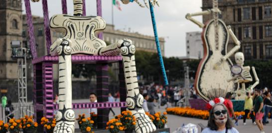 En el marco del día de muertos 2024, en la plancha del Zócalo capitalino se realiza la Mega Ofrenda de Día de Muertos, donde los habitantes de la Ciudad asisten a tomarse la selfie con las ofrendas. Foto EE: Eric Lugo