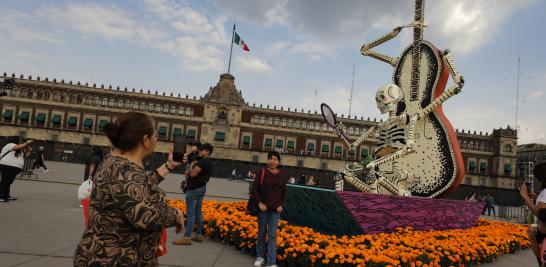 En el marco del día de muertos 2024, en la plancha del Zócalo capitalino se realiza la Mega Ofrenda de Día de Muertos, donde los habitantes de la Ciudad asisten a tomarse la selfie con las ofrendas. Foto EE: Eric Lugo