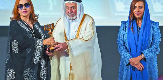 La ceremonia. Mosteghanemi recibió una estatuilla de manos de Su Alteza Sultan bin Mohammed Al-Qasimi, gobernante del emirato.