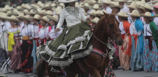 Desfile conmemorativo de la Revolución Mexicana por el 114 aniversario, encabezado por la presidenta de México, Claudia Sheinbaum.