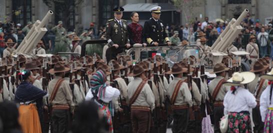 Desfile conmemorativo de la Revolución Mexicana por el 114 aniversario, encabezado por la presidenta de México, Claudia Sheinbaum.