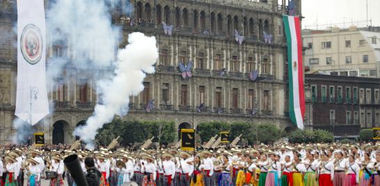 Desfile conmemorativo de la Revolución Mexicana por el 114 aniversario, encabezado por la presidenta de México, Claudia Sheinbaum.