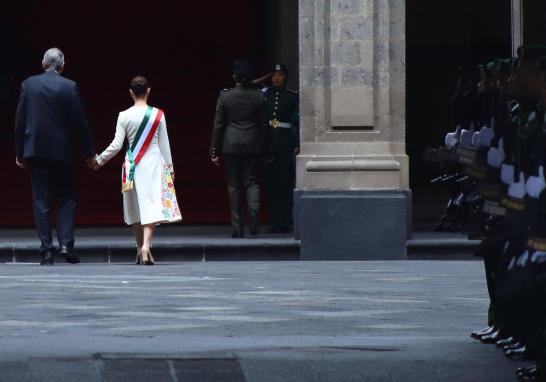 CIUDAD DE MÉXICO, 01 OCTUBRE 2024. Simpatizantes a la presidenta Claudia Sheinbaum previo a la ceremonia de los pueblos indígenas y el pueblo afromexicano para la entrega del Bastón de Mando, en la plancha del zócalo de la Ciudad de México.