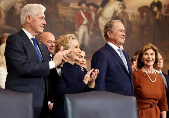 El expresidente, Bill Clinton, la ex Secretaria de Estado y exprimera dama Hillary Clinton, el expresidente George W. Bush y la ex Primera dama Laura Bush, durante la ceremonia de investidura de Donald Trump. Foto: Reuters