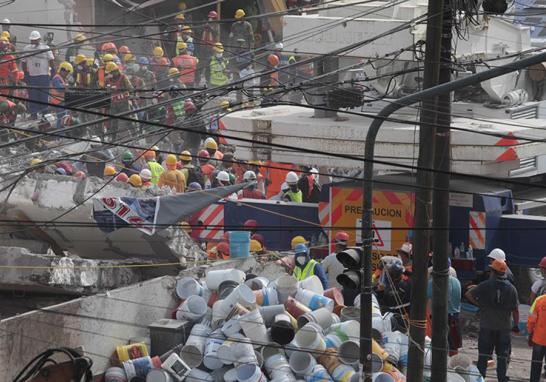 Palas, picos, cascos, botas y guantes de carnaza ocupa cada miembro que conforma al cuerpo de brigadistas. Trabajos de rescate en Chimalpopoca y Bolívar en la colonia Obrera.