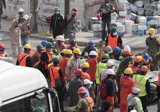 Palas, picos, cascos, botas y guantes de carnaza ocupa cada miembro que conforma al cuerpo de brigadistas. Trabajos de rescate en Chimalpopoca y Bolívar en la colonia Obrera.