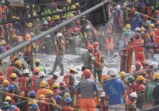 Palas, picos, cascos, botas y guantes de carnaza ocupa cada miembro que conforma al cuerpo de brigadistas. Trabajos de rescate en Chimalpopoca y Bolívar en la colonia Obrera.