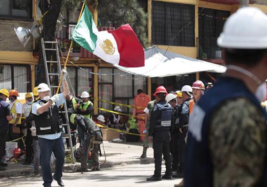 Palas, picos, cascos, botas y guantes de carnaza ocupa cada miembro que conforma al cuerpo de brigadistas en el multifamiliar de Tlalpan y Taxqueña.