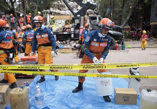 Palas, picos, cascos, botas y guantes de carnaza ocupa cada miembro que conforma al cuerpo de brigadistas en el multifamiliar de Tlalpan y Taxqueña.