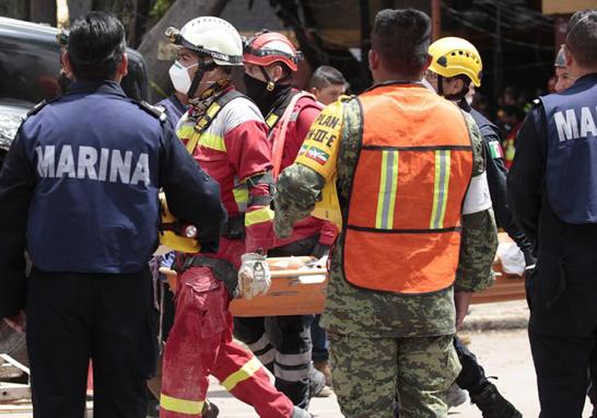 Palas, picos, cascos, botas y guantes de carnaza ocupa cada miembro que conforma al cuerpo de brigadistas en el multifamiliar de Tlalpan y Taxqueña.