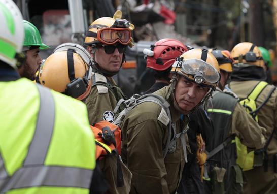 Palas, picos, cascos, botas y guantes de carnaza ocupa cada miembro que conforma al cuerpo de brigadistas en el multifamiliar de Tlalpan y Taxqueña.