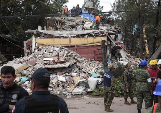 Palas, picos, cascos, botas y guantes de carnaza ocupa cada miembro que conforma al cuerpo de brigadistas en el multifamiliar de Tlalpan y Taxqueña.