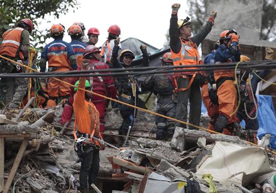 Palas, picos, cascos, botas y guantes de carnaza ocupa cada miembro que conforma al cuerpo de brigadistas en el multifamiliar de Tlalpan y Taxqueña.