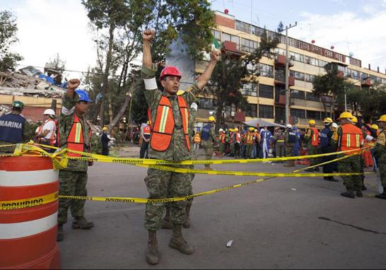 Palas, picos, cascos, botas y guantes de carnaza ocupa cada miembro que conforma al cuerpo de brigadistas en el multifamiliar de Tlalpan y Taxqueña.