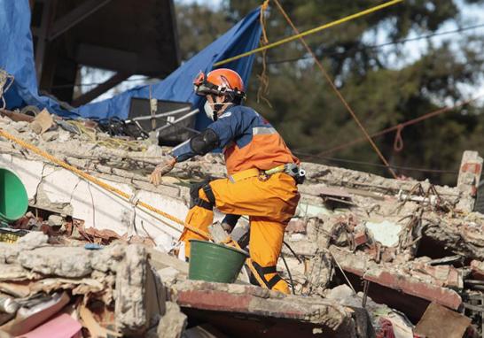 Palas, picos, cascos, botas y guantes de carnaza ocupa cada miembro que conforma al cuerpo de brigadistas en el multifamiliar de Tlalpan y Taxqueña.