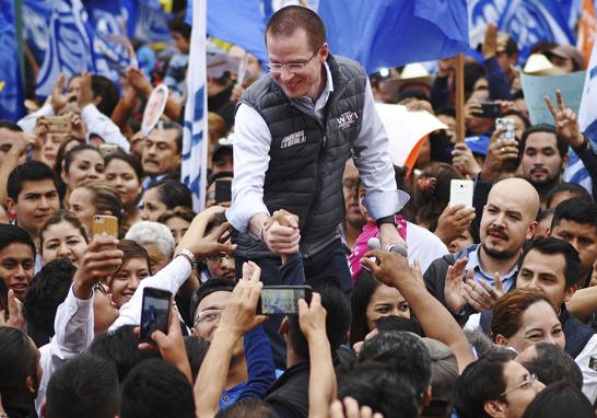 Ricardo Anaya, presidential pre-candidate for the National Action Party (PAN), who leads a left-right coalition, greets to supporters during a rally in Xalapa - REFILE - CORRECTING SPELLING Ricardo Anaya, presidential pre-candidate for the National Action Party (PAN), who leads a left-right coalition, greets to supporters during a rally in Xalapa, Veracruz, Mexico February 10, 2018. REUTERS/Yahir Ceballos NO RESALES. NO ARCHIVES. - NARCH/NARCH30