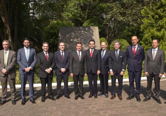 Al centro de la imagen, el presidente Enrique Peña Nieto y los empresarios Jorge Nacer y Raúl Beyruti. Foto: Presidencia de la República