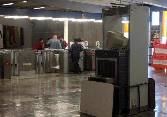 Después de una balacera que dejó dos personas muertas en la estación Balderas, en el 2009, el Sistema de Transporte Colectivo Metro implementó un programa para instalar arcos detectores de metal en sus instalaciones.