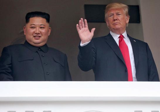 Donald Trump multiplicó las muestras de afecto y elogió a Kim, calificándolo de "muy talentoso" y de "muy buen negociador" y recurriendo a superlativos reservados en general a los aliados.