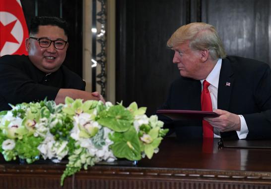 Trump se declaró además dispuesto a invitar a Kim a la Casa Blanca y no descartó a viajar "llegado el momento" a Pyongyang.